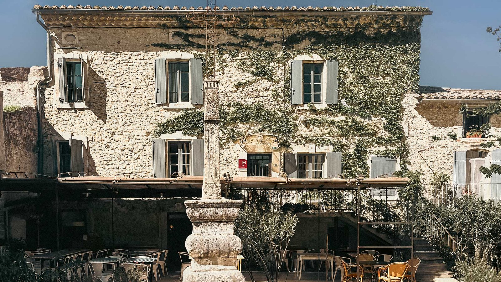 Maison Gramme, hôtel restaurant et café à Lussan, au calme d’Uzès Un hôtel restaurant et café sur la magnifique place de Lussan